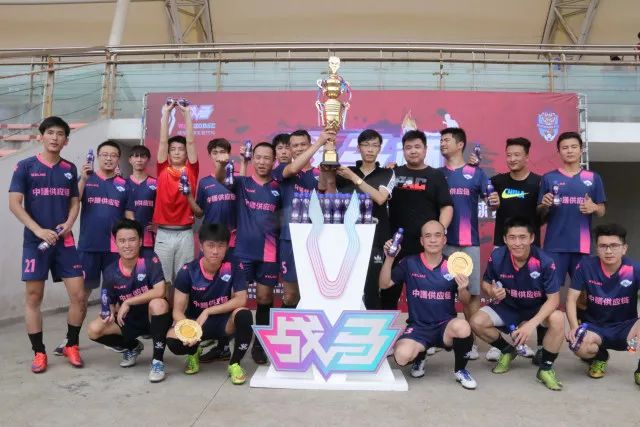 切尔西女足前锋科尔官宣自己与女友梅维斯已怀孕